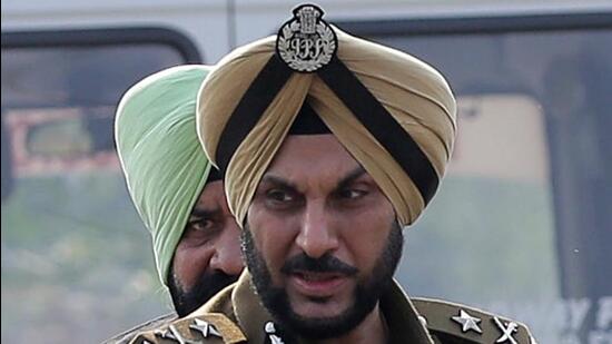 अमृतसर के पुलिस आयुक्त गुरप्रीत सिंह भुल्लर ने बुधवार को यह कहकर विवाद खड़ा कर दिया कि पुलिस इस बात की भी जांच कर रही है कि क्या शिअद नेता सुखबीर सिंह बादल की हत्या की कोशिश सहानुभूति बटोरने की एक चाल थी, जिस पर अकाली नेता बिक्रम सिंह मजीठिया ने तीखी प्रतिक्रिया व्यक्त की, जिन्होंने आरोप लगाया कि पुलिस अपना काम ठीक से करने में विफल रही है. (एएनआई फ़ाइल)