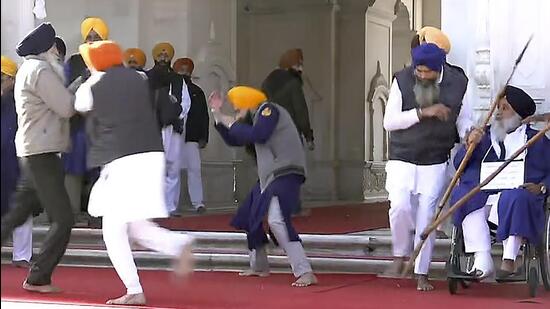 स्वर्ण मंदिर में शिरोमणि अकाली दल के अध्यक्ष सुखबीर सिंह बादल पर एक पूर्व आतंकवादी की हत्या की कोशिश को बुधवार को नाकाम कर दिया गया, जिससे उनकी जेड-प्लस सुरक्षा स्थिति के बावजूद गंभीर सुरक्षा चूक उजागर हुई। (पीटीआई)