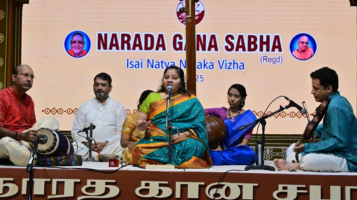 सौम्या अपने बुद्धिमान विकल्पों के माध्यम से अपने संगीत कौशल को प्रदर्शित करती है