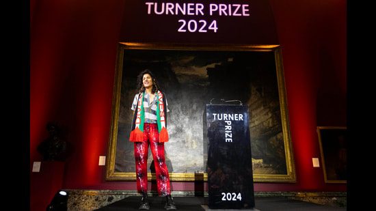 जसलीन कौर को मंगलवार को लंदन के टेट ब्रिटेन में टर्नर पुरस्कार 2024 का विजेता घोषित किया गया। (एपी)