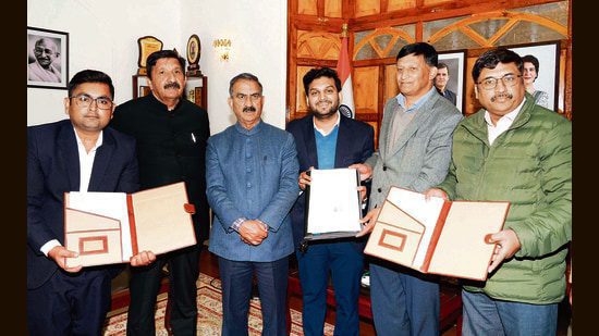 परिवहन विभाग के निदेशक डीसी नेगी ने मंगलवार को शिमला में मुख्यमंत्री (सीएम) सुखविंदर सिंह सुक्खू की उपस्थिति में राज्य सरकार की ओर से एमओयू पर हस्ताक्षर किए, जिसमें ईवीआई टेक्नोलॉजी का प्रतिनिधित्व करने वाले राहुल सोनी और जियो-बीपी का प्रतिनिधित्व करने वाले अविनाश शर्मा शामिल थे। (एचटी फोटो)