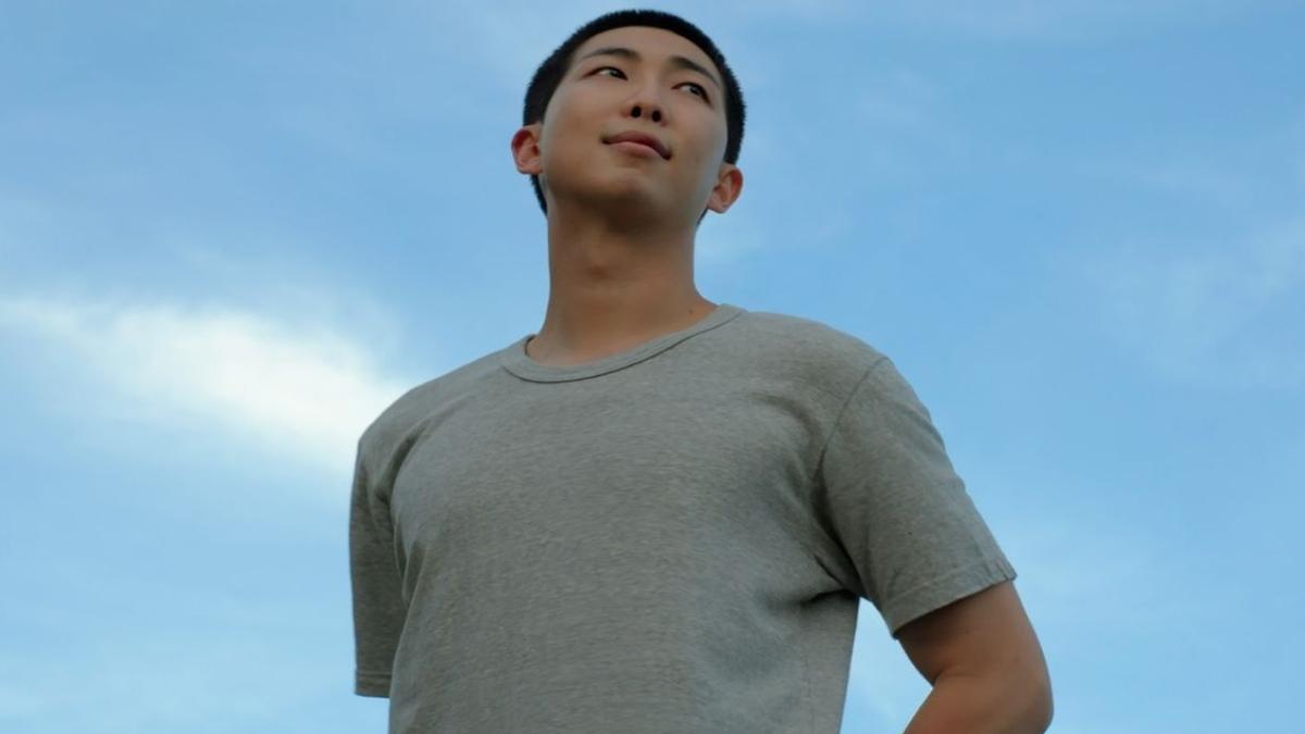 'आरएम: सही लोग, गलत जगह' समीक्षा: आरएम के संगीत, कलात्मकता और एक एल्बम के निर्माण में एक अंतर्दृष्टि