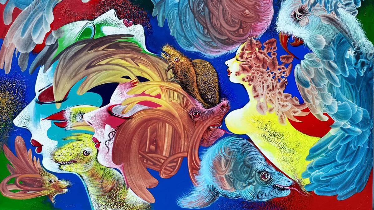 आशुतोष पाणिग्रही अनूठी कला बनाने के लिए संयुक्त मध्य उंगलियों से पेंटिंग करते हैं