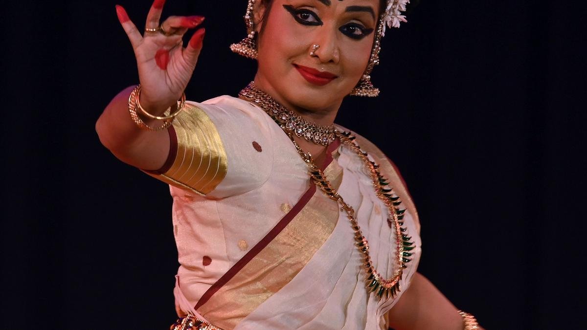 कैसे वरिष्ठ नर्तक नीना प्रसाद ने मोहनायतम प्रदर्शनों की सूची को फिर से मजबूत किया