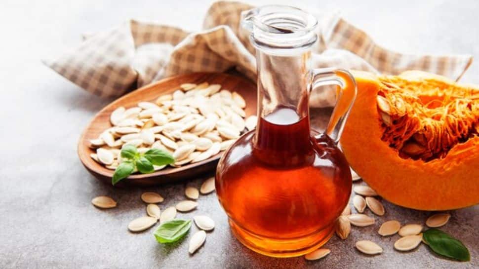 गंजे धब्बों के लिए कद्दू के बीज का तेल: प्राकृतिक रूप से बालों के विकास को कैसे प्रोत्साहित करें