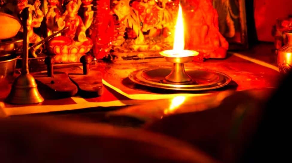 पूजा घर वास्टू टिप्स: वित्तीय स्थिरता के लिए अपने घर के मंदिर में इन 8 सामान्य गलतियों से बचें