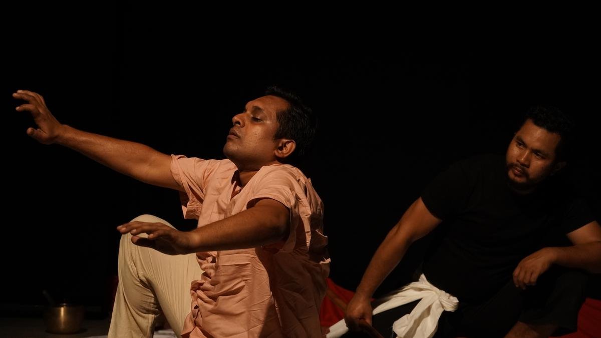 बेंगलुरु थिएटर | विवेक विजयकुमारन का गैर-मौखिक खेल 'इट इट यू' आइडेंटिटी एक्सप्लोर्स