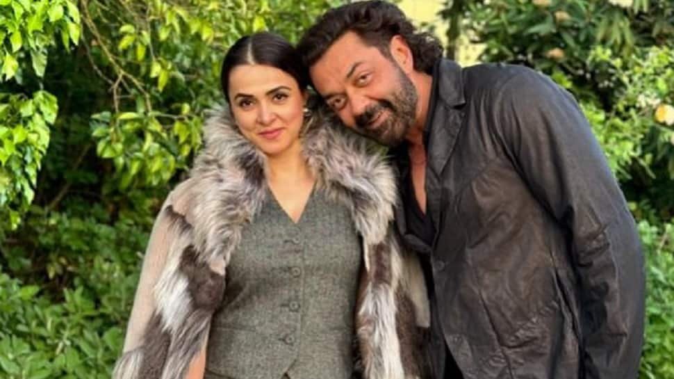 बॉबी देओल ने खुलासा किया कि उन्होंने शादी के लिए पत्नी का पीछा किया था; उसके माता-पिता उसकी शादी कराने के लिए मर रहे थे