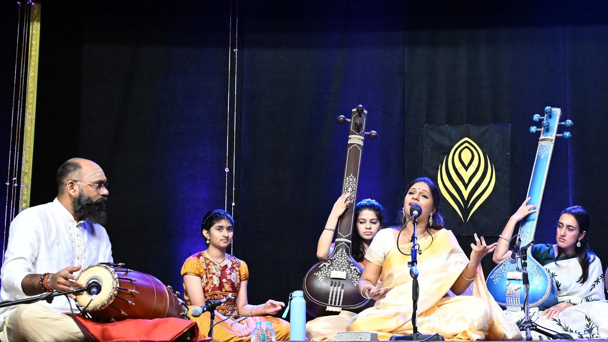 श्रीरंजनी संथानगोपालन ने अपने अलापना में रीतिगौला के असंख्य रंगों को सामने लाया