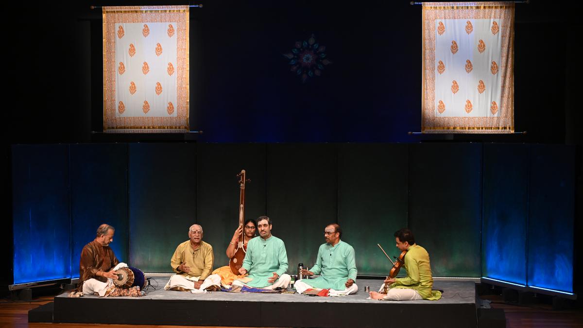 संगीतकार मल्लादी सूरीबाबू और उनके बेटे अपने संगीत कार्यक्रम को एक अंतरंग जाम सत्र में बदल देते हैं