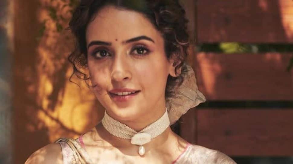 सान्या मल्होत्रा ​​समाज में महिलाओं से अनुचित उम्मीदें कहती हैं; एक अच्छा संतुलन वह है जो हमें चाहिए ...