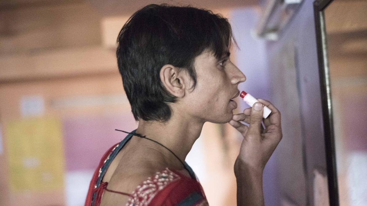 सुनील गुप्ता के विचित्र लेंस के पीछे