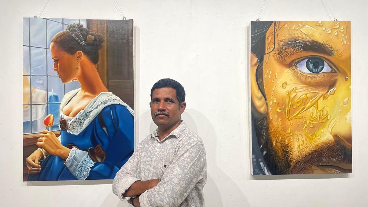 कला निर्देशक रैवेस ने तिरुवनंतपुरम में अपने तेल चित्रों का प्रदर्शन किया