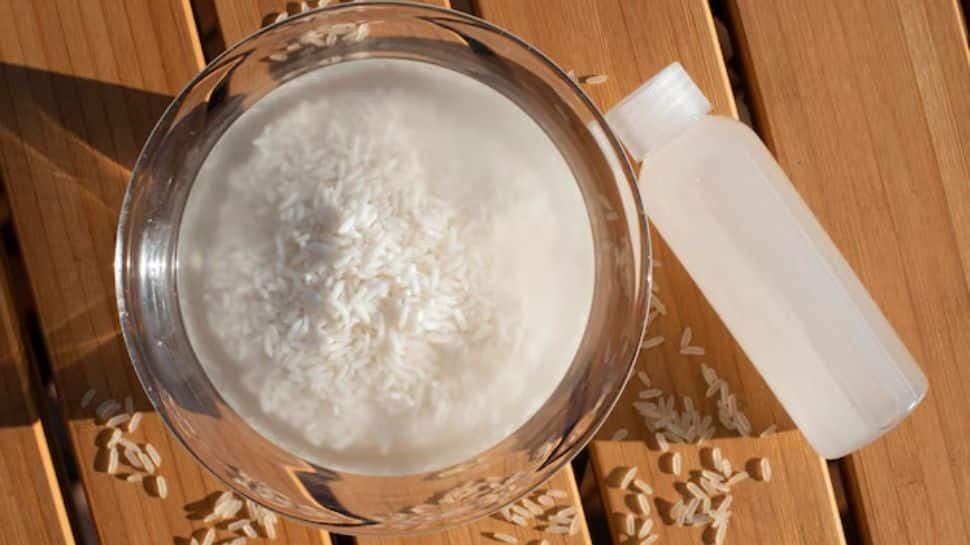 कैसे चावल का पानी आपको बालों के गिरने और बालों के विकास को बढ़ावा देने में मदद कर सकता है