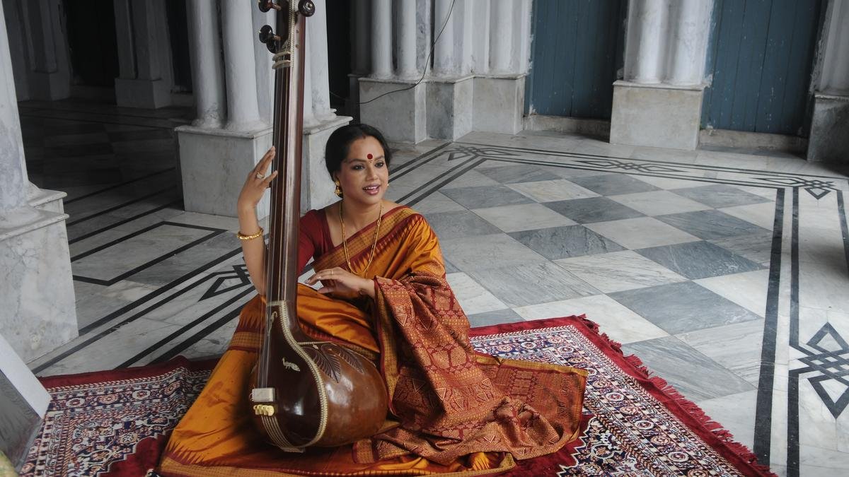 गायक इंद्रनी मुखर्जी कैसे थुमरी एक दृश्य कविता बनाता है