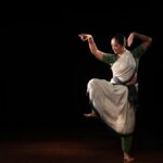 जब नृत्य आंदोलनों में शांति को पकड़ लेता है