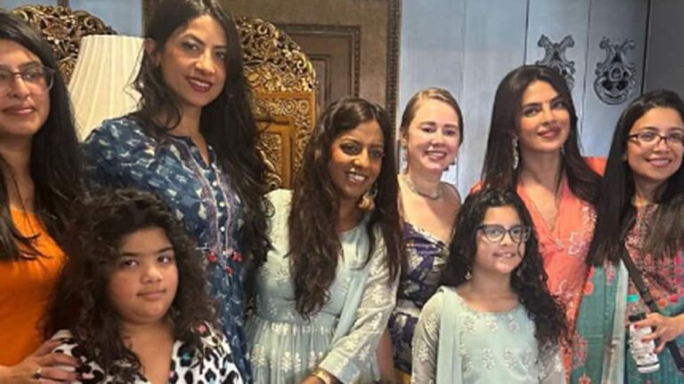 प्रियंका चोपड़ा की मां मधु चोपड़ा ने बेटे सिद्धार्थ मेहंदी समारोह में एक चुपके से छेड़ दिया