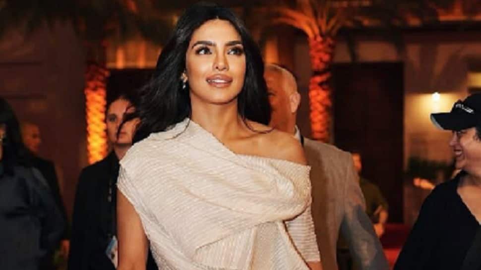प्रियंका चोपड़ा के पिता ने उसे पश्चिमी कपड़े पहनने से रोकने के लिए कहा, जब एक लड़का उनके घर में टूट गया; मधु चोपड़ा को याद करता है