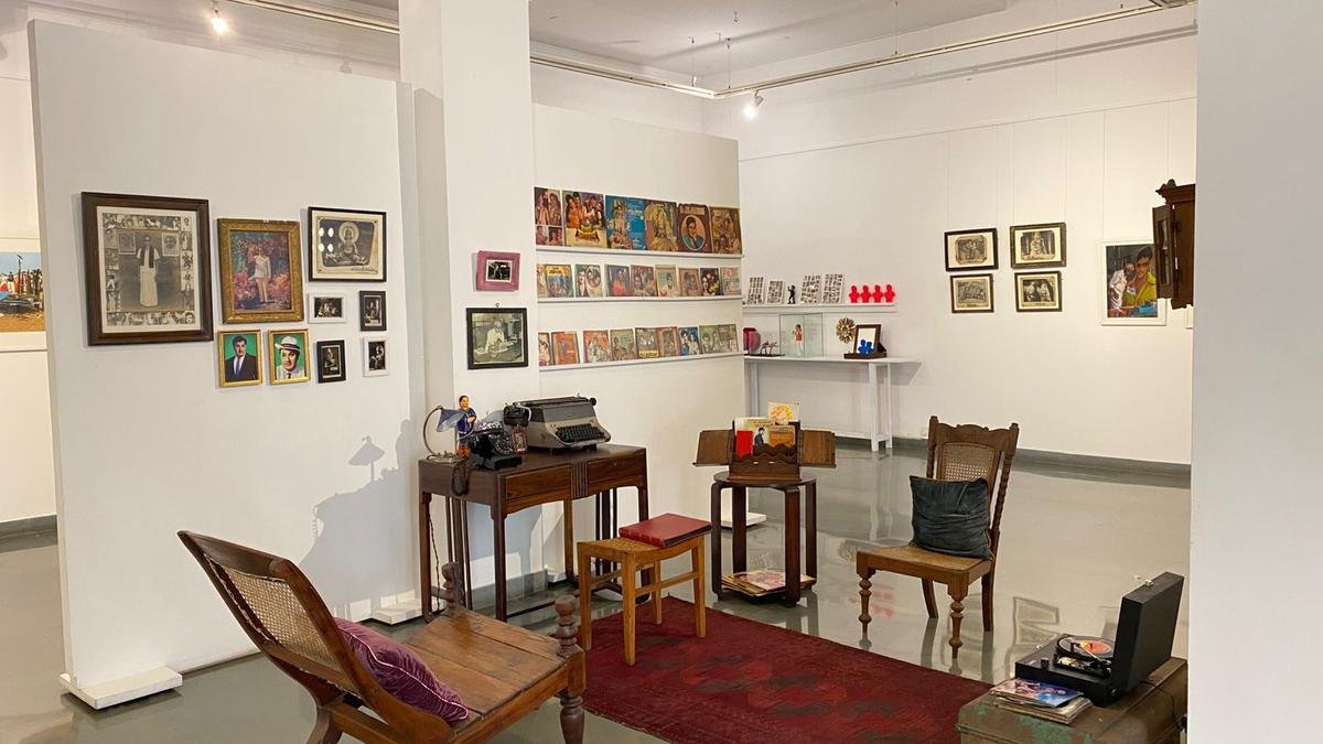 बेंगलुरु में क्लेयर अर्नी के दक्षिणी सितारों की प्रदर्शनी में स्टाररी, स्टाररी दृष्टि