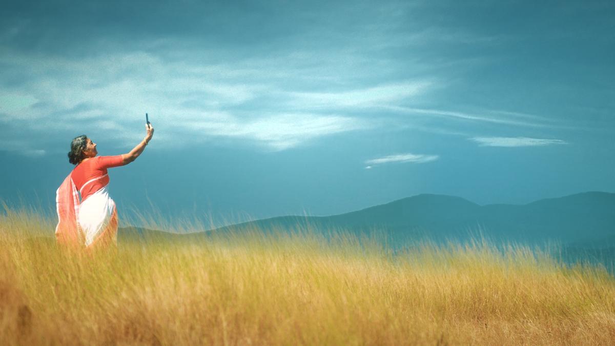 मलयालम फिल्म ‘पूवू’ प्यार और हानि के विचारों की पड़ताल करती है