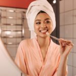 मौखिक स्वच्छता: जो आपके दांतों को उज्ज्वल करता है और चमक के 4 सरल तरीके चमकते हैं