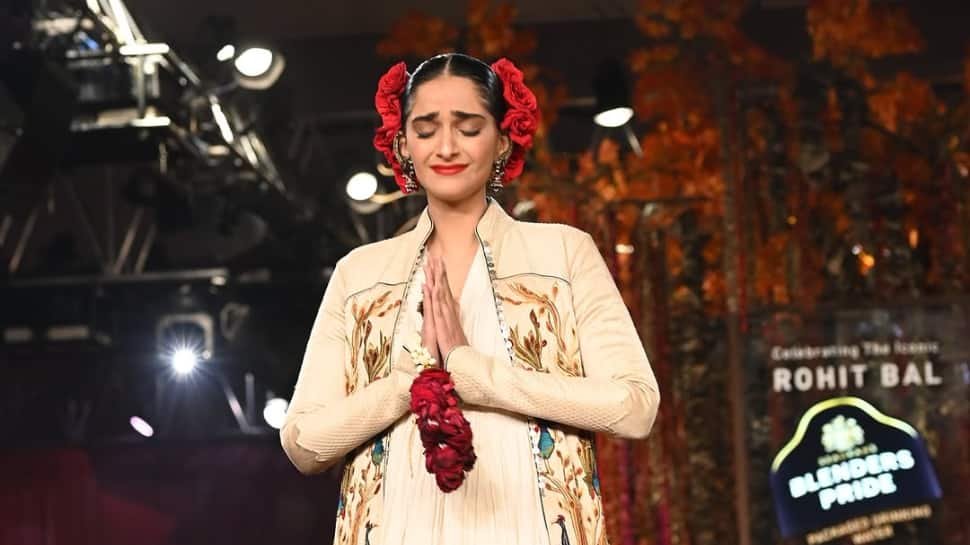 सोनम कपूर ने देर से डिजाइनर रोहित बाल को श्रद्धांजलि देते हुए रैंप पर आँसू में तोड़ दिया
