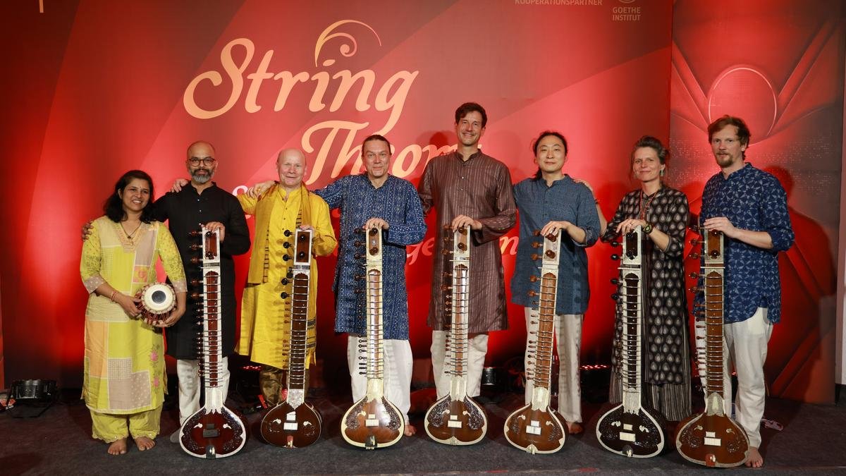 स्ट्रिंग थ्योरी, एक बर्लिन स्थित सितार बैंड जिसमें अंतरराष्ट्रीय संगीतकारों की विशेषता है, तिरुवनंतपुरम में अपनी शुरुआत करता है