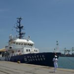 यह जहाज दुनिया भर में प्लास्टिक प्रदूषण से लड़ता है। हम अंदर एक नज़र डालते हैं