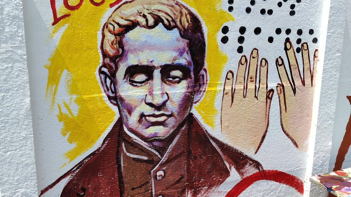 Coimbatore के पहले समावेशी खेल क्षेत्र में कलाकार V Jeevananthan द्वारा चित्रों के साथ दीवार पैनल हैं