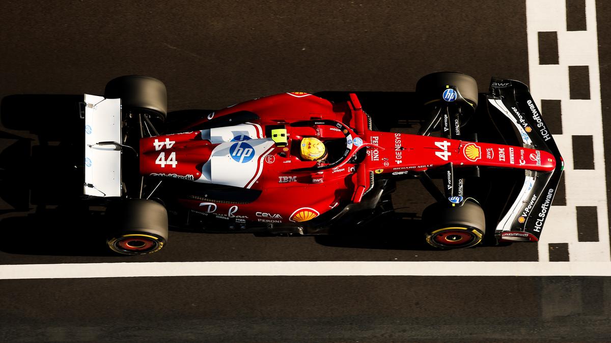 F1: लुईस हैमिल्टन चीन स्प्रिंट रेस में फेरारी के लिए पहला पोल लेता है