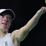 Iga Swiatek ने लगभग एक गेंद लड़के को मारने की चर्चा की और तीन सप्ताह वह पिछले साल रोना बिताता है