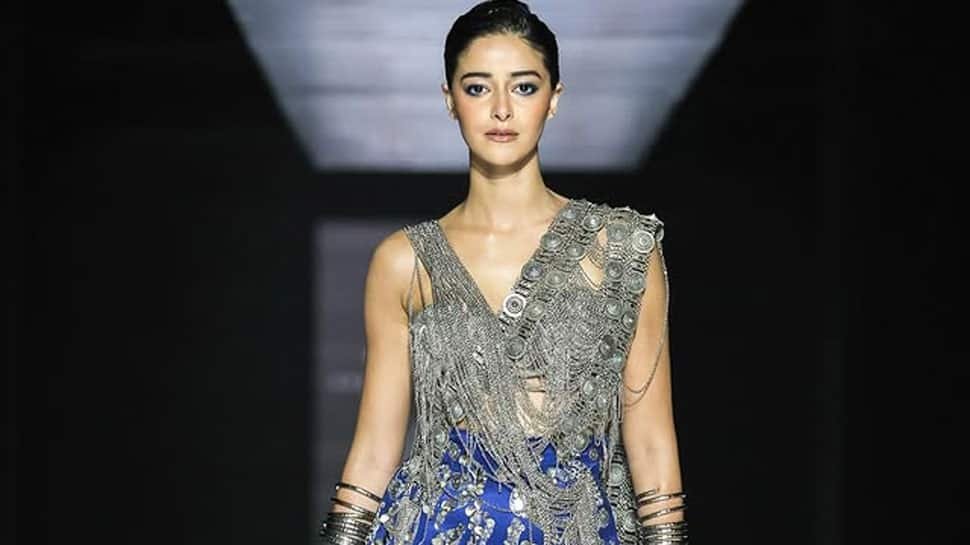 Lakme फैशन वीक 2025: अनन्या पांडे ने अनामिका खन्ना के लिए मेटालिक लुक में शोस्टॉपर को बदल दिया - घड़ी