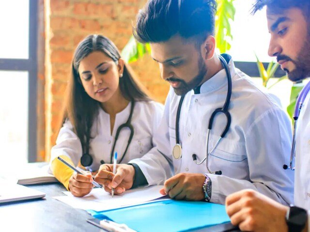 यह देश के शीर्ष मेडिकल कॉलेजों में से एक है, एमबीबीएस शुल्क 60000 रुपये हैं