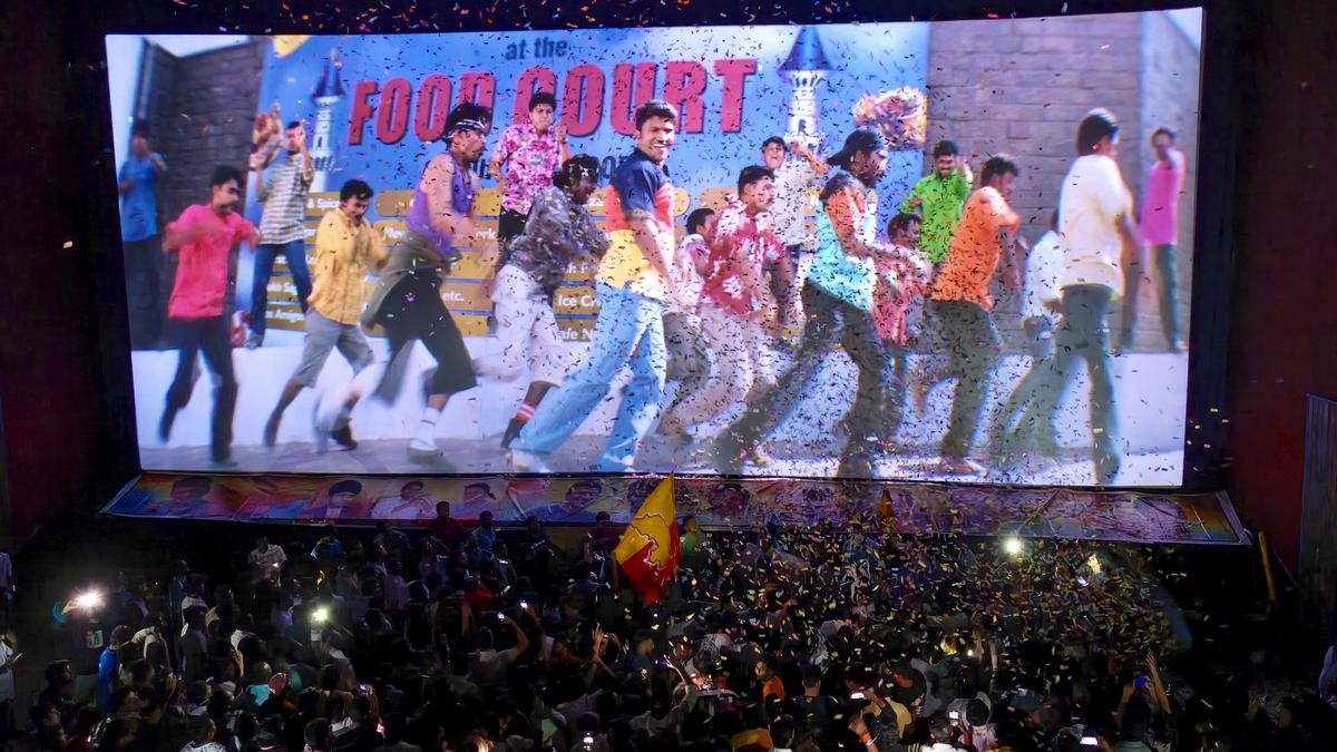 'अप्पू' री-रिलीज़: थिएटर गवाह उत्सव के माहौल के रूप में पीनथ राजकुमार के लिए प्रशंसक खुश हैं