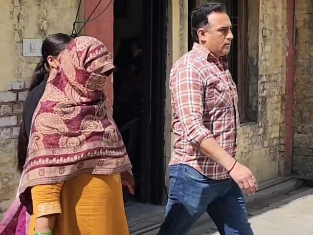 अमीर घर की नौकरानी, ​​मालिक के पास इतना पैसा देखने के बाद बेहोश