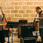 इस कैफे में चेन्नई के अनूठे संगीत अनुभवों का अन्वेषण करें जो अंतरंग संगीत कार्यक्रमों की मेजबानी करता है