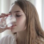 इस बारे में उलझन में कि सुबह उठने के बाद आपको कितना पानी पीना चाहिए? डॉक्टर के उत्तर