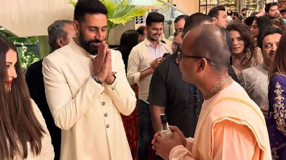 ऐश्वर्या राय बच्चन और अभिषेक बच्चन ने फिर से तलाक की अफवाहों को खारिज कर दिया क्योंकि वे एक ट्विनिंग आउटफिट में सिर मुड़ते हैं