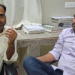 कार्यालय में ही, अधिकारी ने 1 लाख रुपये रिश्वत के साथ जेब में बहुत कुछ किया, अचानक ...