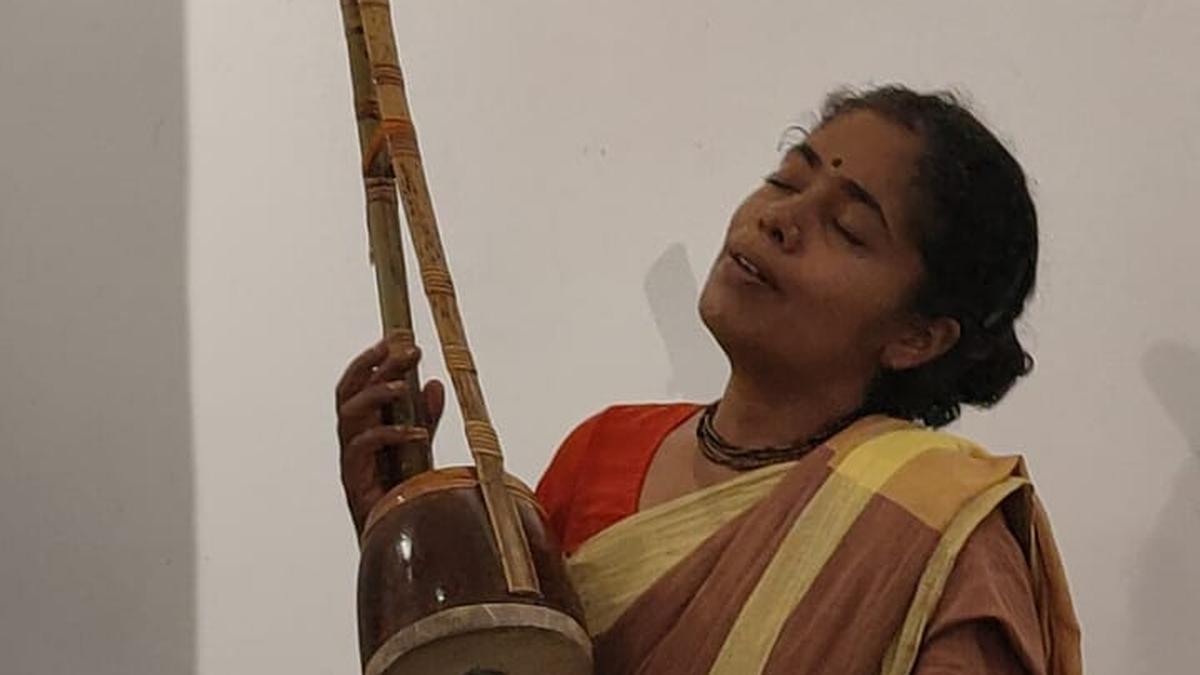 केरल के बाउल गायक संथाप्रीया से मिलें