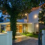 केरल में एक कटहल के पेड़ के नीचे हाउस में परस्पर जुड़े स्थान, जाली काम है