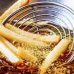 क्या आप गहरे तले हुए खाद्य पदार्थों से प्यार करते हैं? इन 5 पोषण विशेषज्ञ द्वारा अनुमोदित युक्तियों का पालन करें ताकि गहरी फ्राइंग स्वस्थ हो सके