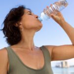 गर्मियों के दौरान पर्याप्त पानी पीना क्यों महत्वपूर्ण है? पता है कि प्रति दिन कितना उपभोग करना है