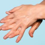 गर्मियों के दौरान पसीने से तर? हाइपरहाइड्रोसिस को रोकने के लिए कारणों और घरेलू उपचारों को जानें