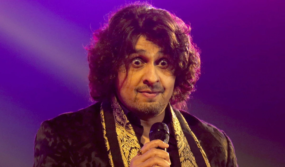 गायक सोनू निगाम ने पत्थर फेंकने की रिपोर्टों को खारिज कर दिया, कॉन्सर्ट में मंच पर बोतलें