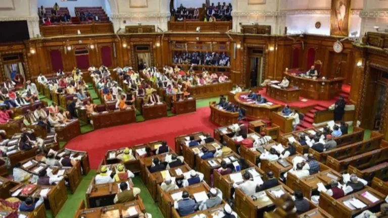यूपी विधानसभा में, विधायक गुटखा खाने के बाद बोला।
