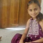 गृहिणी मैदान में चली गई थी, जब वे लौट आए, तो बेटी का गला रसोई में गला घोंट गया था