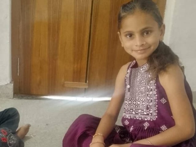 गृहिणी मैदान में चली गई थी, जब वे लौट आए, तो बेटी का गला रसोई में गला घोंट गया था