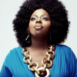 ग्रैमी नामांकित गायक एंजी स्टोन कार दुर्घटना में मर जाता है