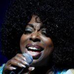 ग्रैमी-नॉमिनेटेड आर एंड बी गायक एंजी स्टोन कार दुर्घटना में मर जाता है